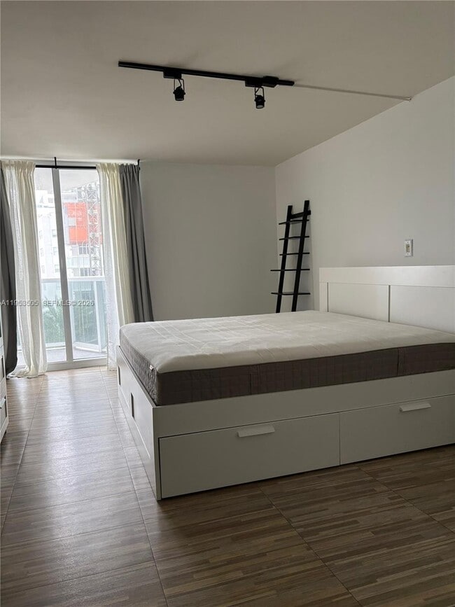 Building Photo - 2401 Collins Ave