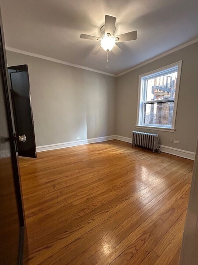 Building Photo - Bright and Sunny Unit ~ One Bed/One bath ~ Heat Included ~ Pets Welcome