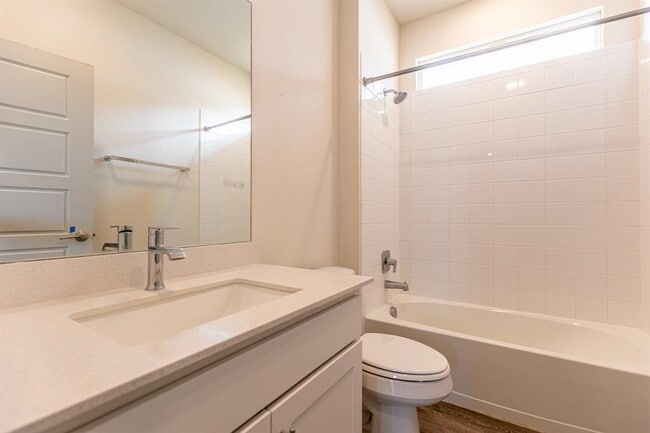 Building Photo - 305 Fairfax Ave