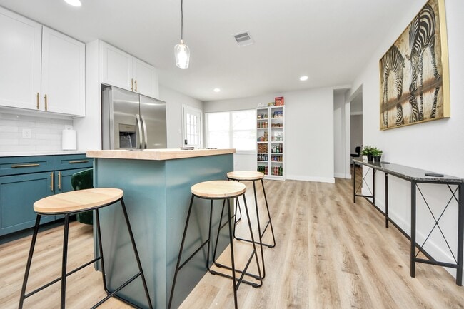 Building Photo - 5115 Clay St