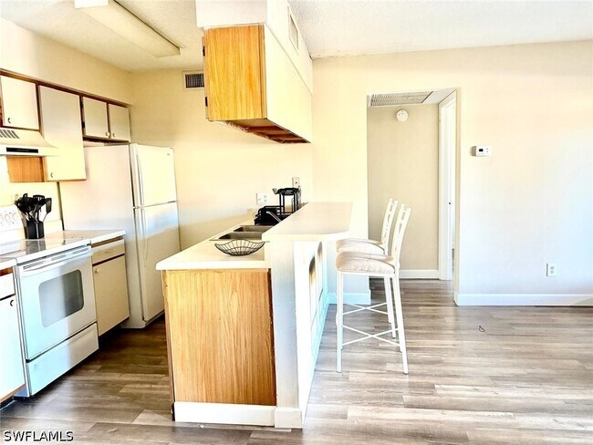 Building Photo - 5315 Summerlin Rd