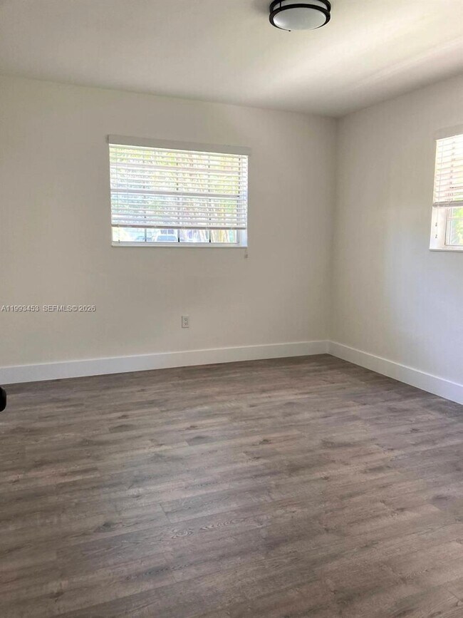 Building Photo - 1002 NE 119th St