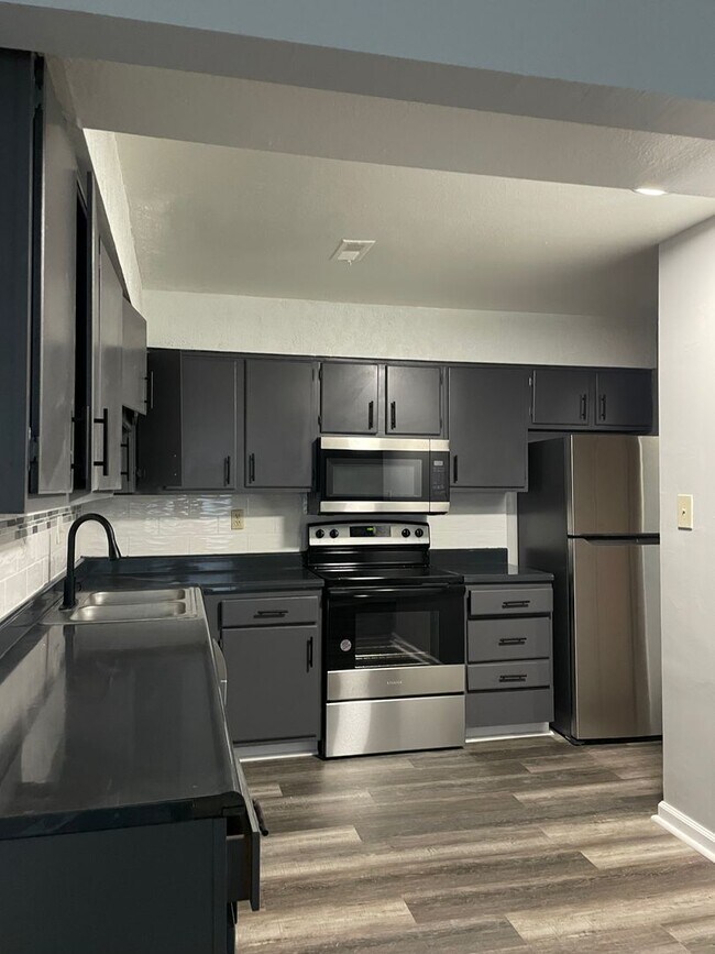 Building Photo - Remington On Rockville Living