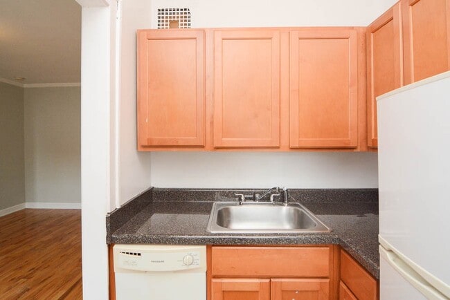 Building Photo - 744 W Belmont Ave