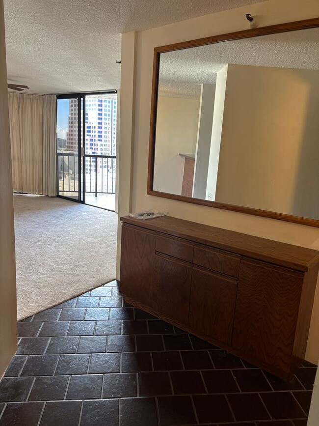 Building Photo - Honolulu Tower - 2 Bdrm/2 Bath/1 Prkg (Chi...