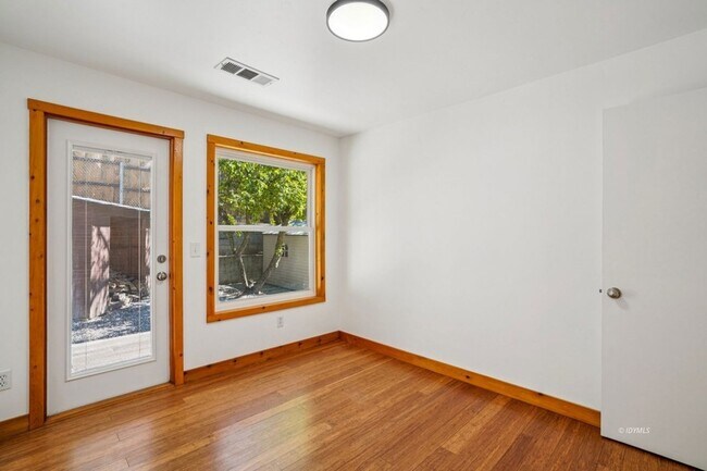 Building Photo - 54025 Strawberry Valley Dr