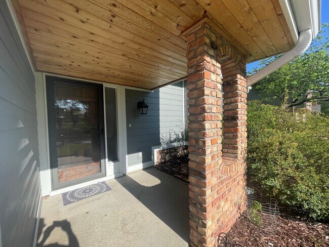 Building Photo - Home For Rent Papillion