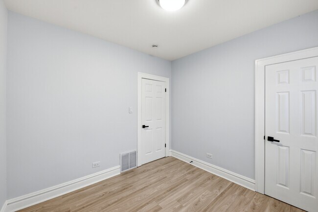 Building Photo - 142 W 103rd Pl