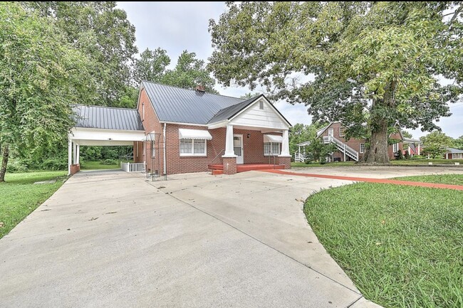 Building Photo - 401 Hillcrest Dr