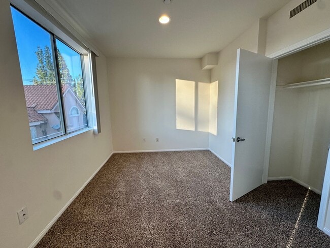 Building Photo - Immediate Move In: Spacious 3bed2bath condo Adjacent to Warner Center/Woodland Hills! Minutes to ...