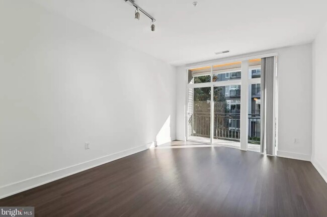 Building Photo - 145 Riverhaven Dr