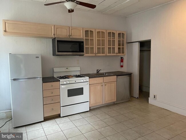 Building Photo - 419 Green Ln