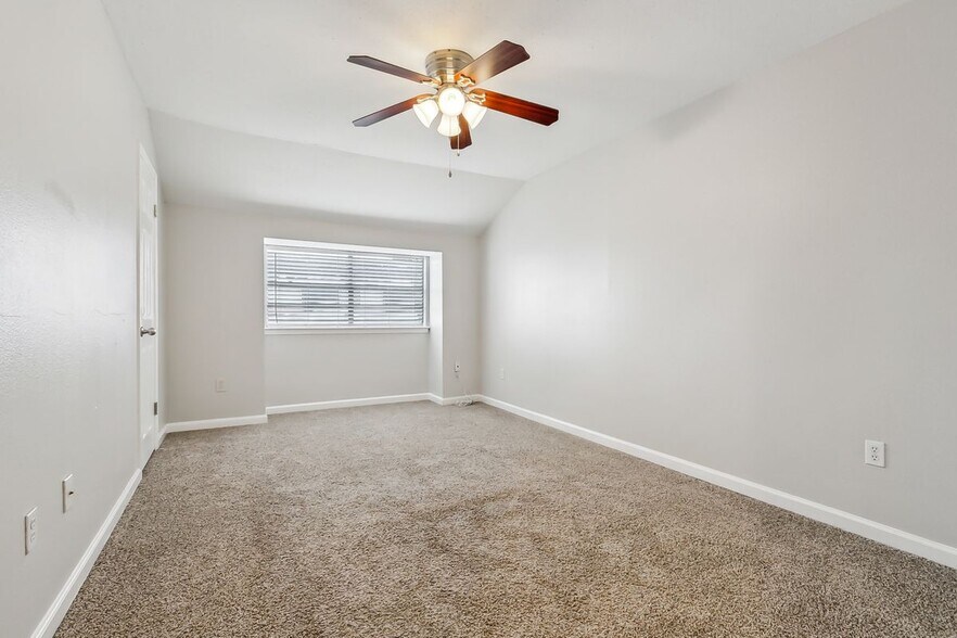 Building Photo - 904 St Julien Dr