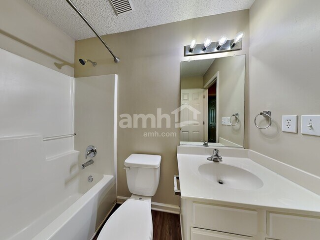 Building Photo - 3087 Canterbury Park Dr