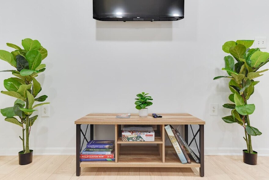 Building Photo - 1255 Raum St NE