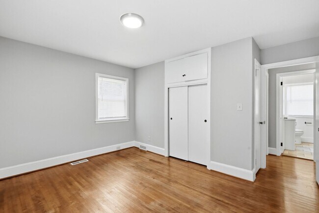 Building Photo - Move-in Ready 3 Bedroom Ranch Home in Eastway Park