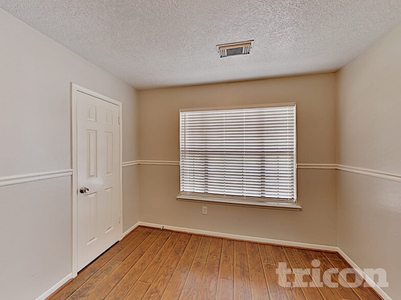 Building Photo - 1050 Macclesby Ln
