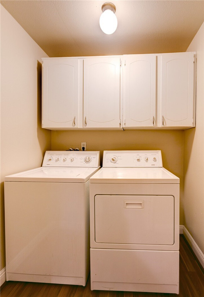 Building Photo - REMODELED, TOP FLOOR KIRKLAND 2 BED CONDO ...