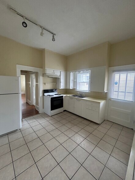 Building Photo - 405 W Pine St