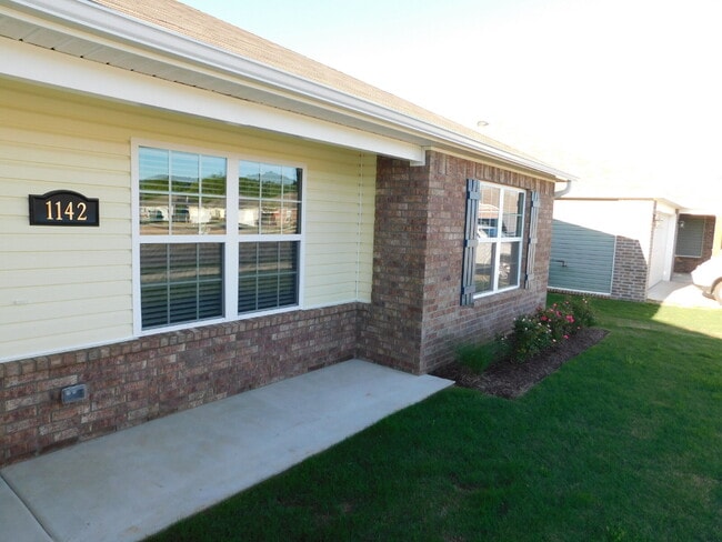 Building Photo - Charming Three Bedroom Home in Fayetteville  To schedule your own showing: 479-341-6744. Apply at...