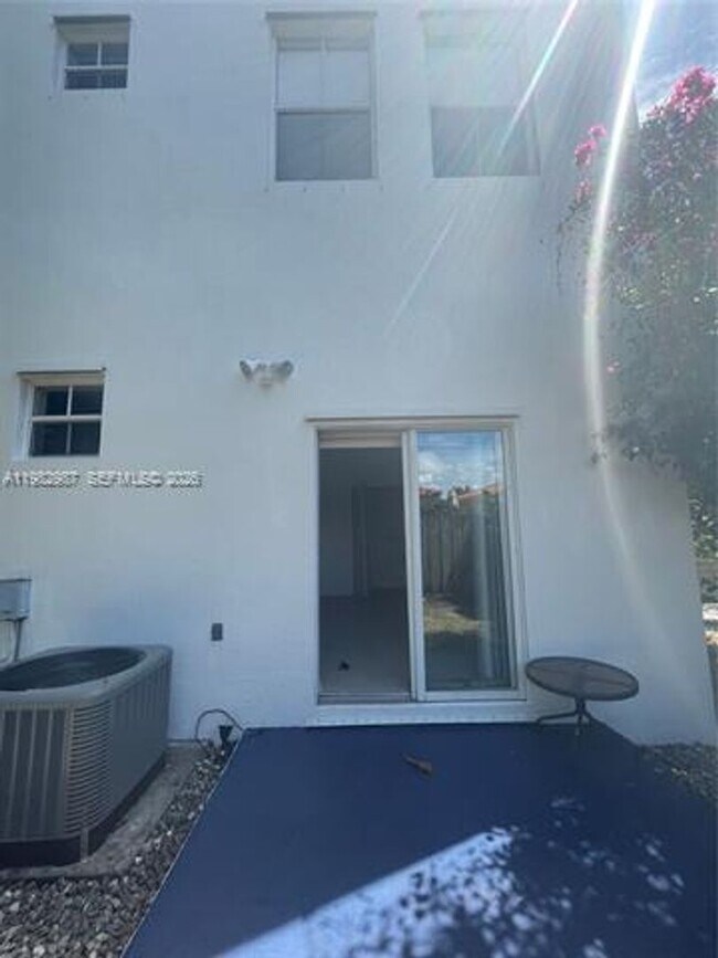 Building Photo - 3421 SW 25th St