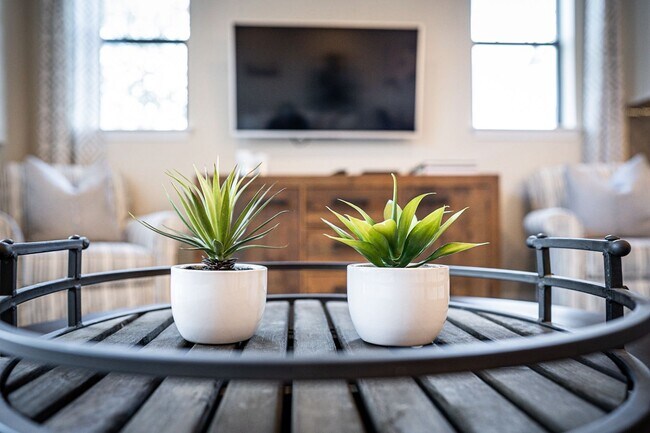 Building Photo - 3/2.5 Beautiful Model Townhome with Screened Courtyard & 2 Car Garage