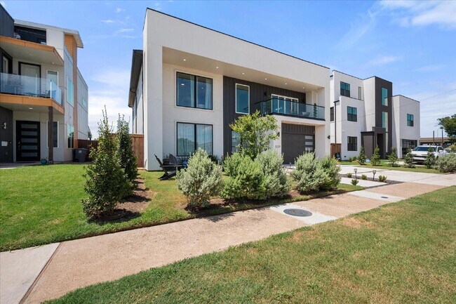 Building Photo - "Luxury 5-bedroom home offering expansive living, upscale design and seamless indoor-outdoor ente...