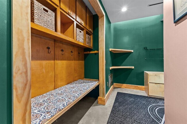 Building Photo - 5704 Driftwood Dr