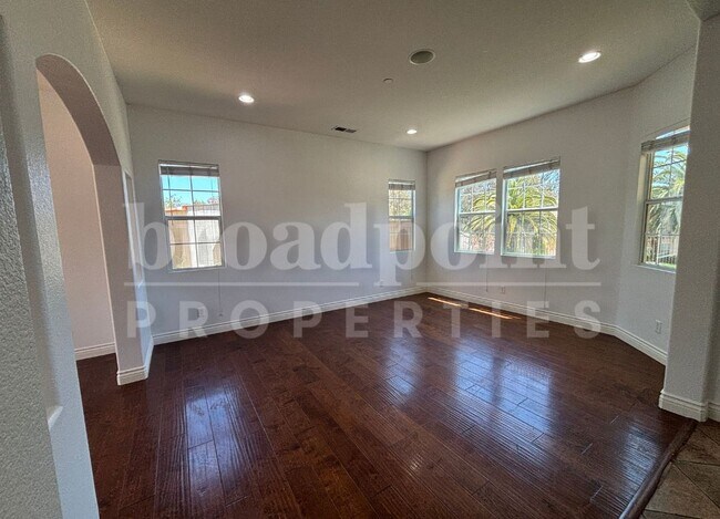 Building Photo - 637 Oak Glade Dr