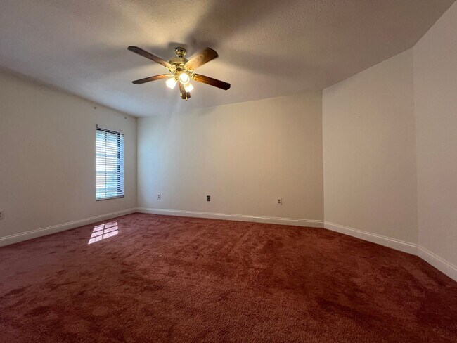 Building Photo - $1,150 * Annual **** 2 Bed / 2 Bath Condo ** Private, Gated Community - Rolls Landing **