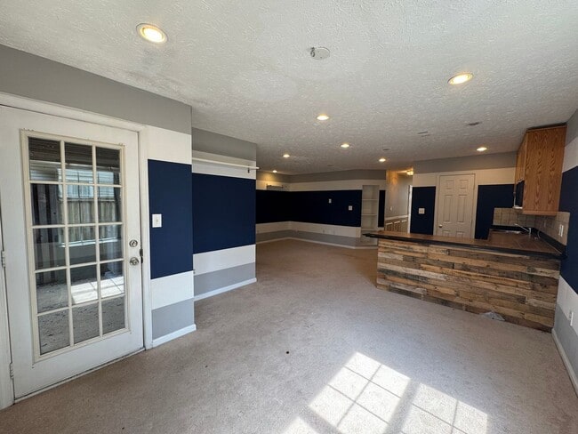 Building Photo - Beautiful And Spacious 3 Bed 3 Bath End Un...