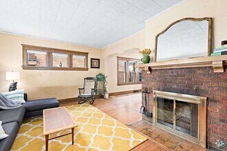 Building Photo - Available For A July/August 1st - 3 Bedroo...