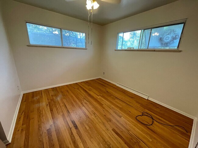 Building Photo - 3-Bedroom Standalone Home with Fenced Yard...