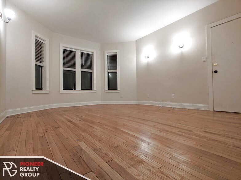 Primary Photo - 4036 N Ashland Ave