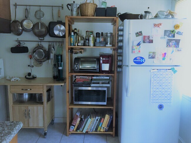 Building Photo - 464 N Orange Grove Ave