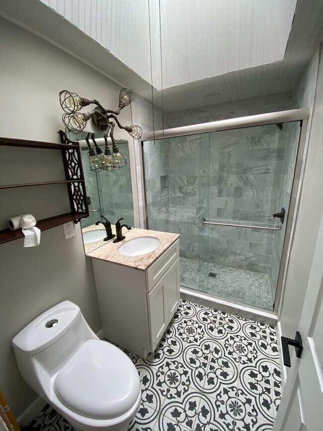 Building Photo - Available 3 bedroom house in Port Richmond!