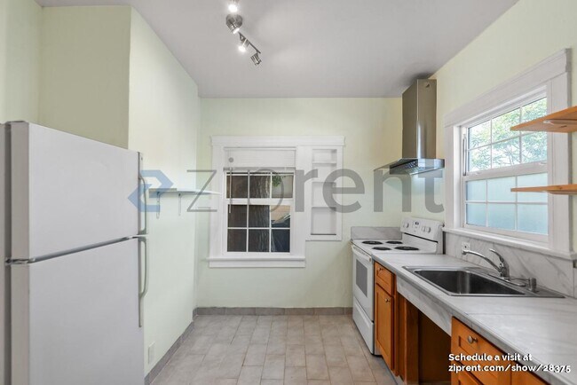 Building Photo - 748 S 11th St