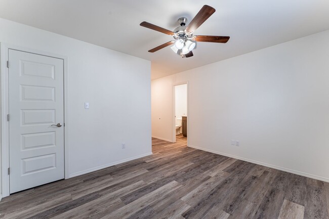 Building Photo - 4/4.5 Townhome!!