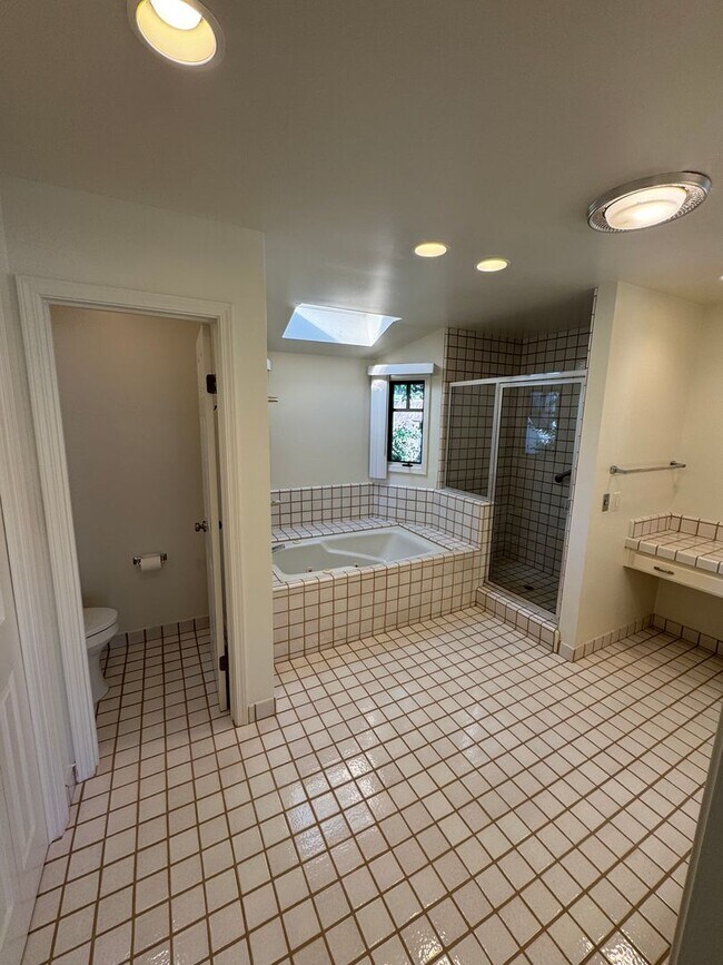 Building Photo - Beautifully Renovated 3BR/2.5BA Home in Co...