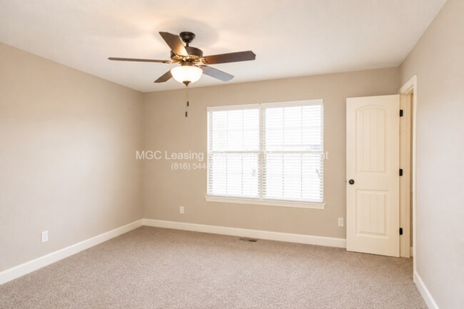 Building Photo - 3 Bedroom Luxury Townhome in Lee's Summit