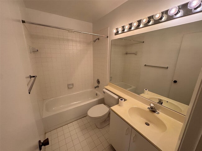 Building Photo - 604 N University Dr