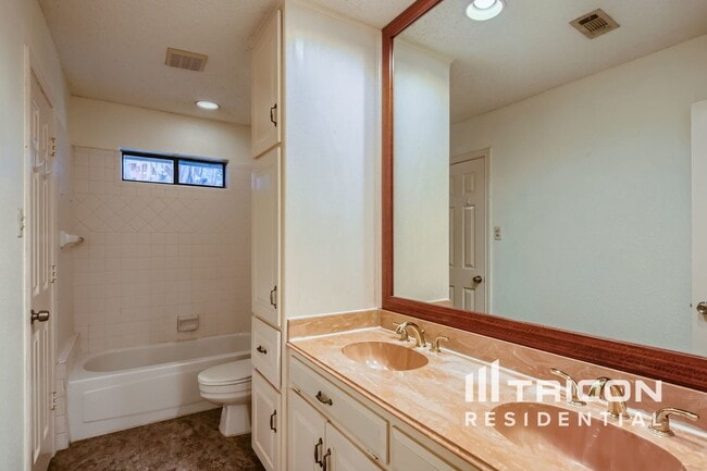 Building Photo - 5003 Willow Park Dr