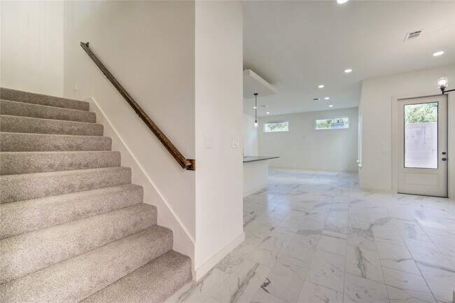 Building Photo - 2917 El Fenice Ln