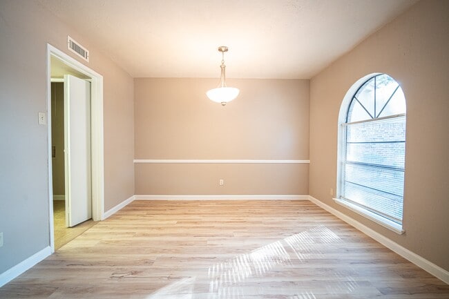 Building Photo - 2026 Quail Valley E Dr