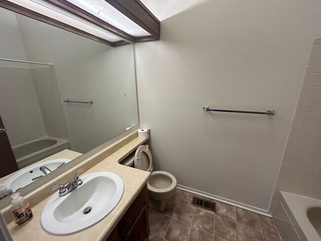 Building Photo - 2 Bed 2 Bath Condominium