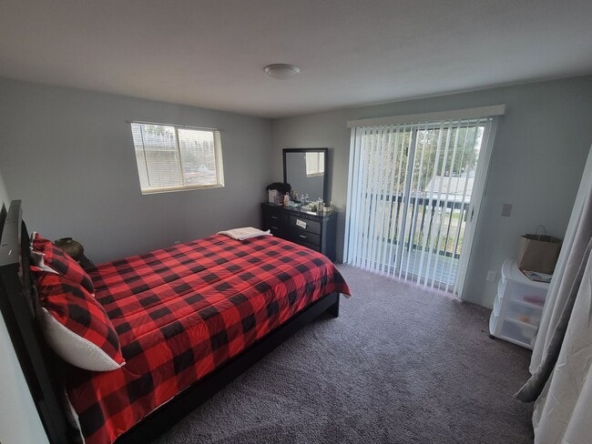 Building Photo - Cedar St. 2bed/1.5 bath duplex - Recently ...