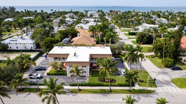Building Photo - ** OLDE NAPLES ** 2 BED / 1 BATH - CONDO -...