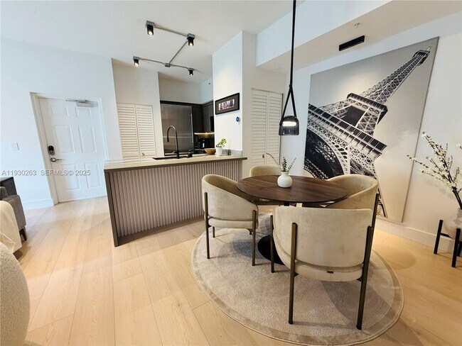 Building Photo - 7320 NW 114th Ave