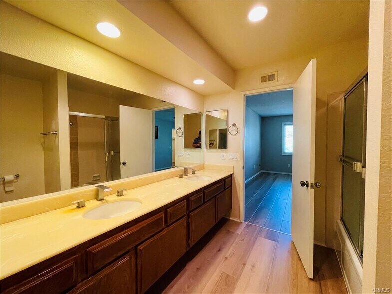 Primary En Suite Bathroom - 10201 Mason Ave