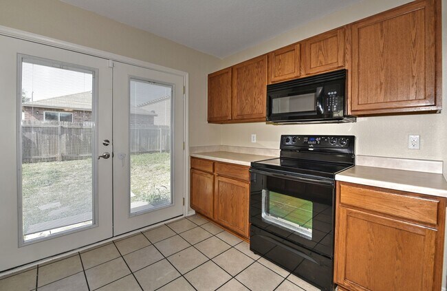 Building Photo - GREAT LOCATION: 1604 & SHAENFIELD | 3 BEDS | 2 BATHS | MOVE IN READY